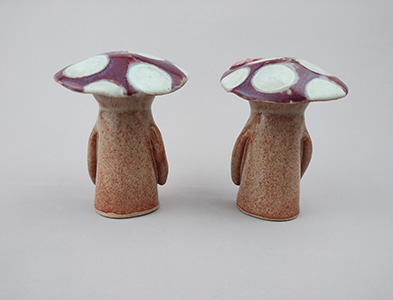 mushroom salt and pepper shakers back