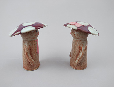 mushroom salt and pepper shakers side